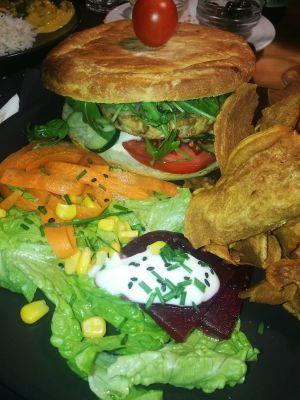 Hamburguesa de temphé con chips de boniato y ensalada at Musgo in Aveiro
