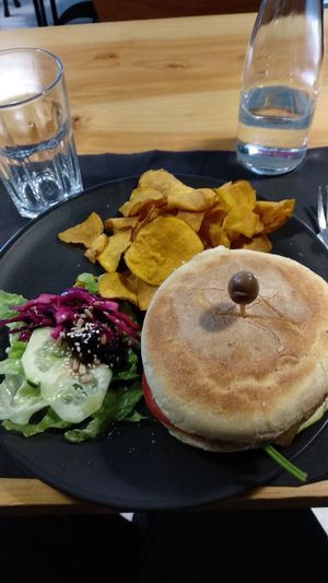 Hamburguesa de tempeh, tomate, cebolla caramelizada, calabacín, mayonesa y queso vegano at Musgo in Aveiro