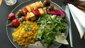 Espetada de tomate, pimento, courgette, cogumelos e tofu com quinoa e salada at Musgo in Aveiro