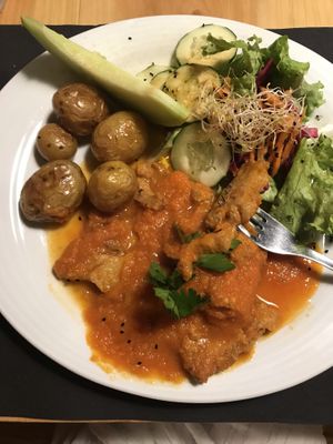 Plato del día: melón, patatas al horno, ensalada, filete de seitán con salsa de tomate típica portuguesa y tabasco opcional (no está en la foto) at Musgo in Aveiro