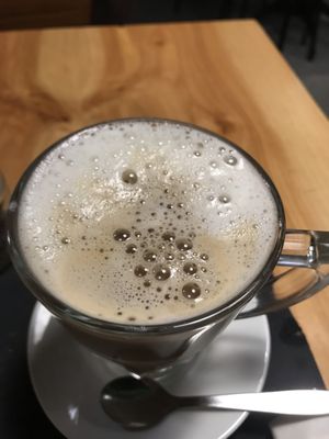 Café con leche de avena  at Musgo in Aveiro