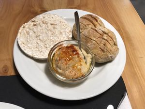 Pan portugués con tortitas de arroz y hummus at Musgo in Aveiro