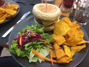 burger and crisps at Musgo in Aveiro