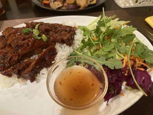 Nummer 29 ist sooo lecker! Mariniertes Sojageschnetzeltes mit Jasminreis & Salat mit leckerem Dressing 🌱  at Peace Food in Essen