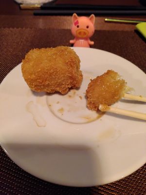 Here`s what`s left of a supertasty and crunchy fried banana with caramel syrup 🤎🍌 #Veganuary at Peace Food in Essen