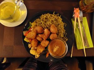 Vegan nuggets with Wok veggies and noodles 😋 #Veganuary at Peace Food in Essen
