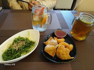 Detox Wasser und rechts Shrimps und Wan Tans at Peace Food in Essen