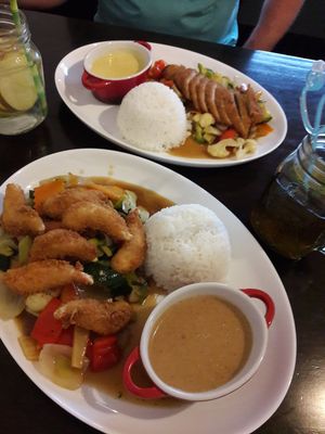 Vorne Shrimps, hinten Chicken 👍 at Peace Food in Essen