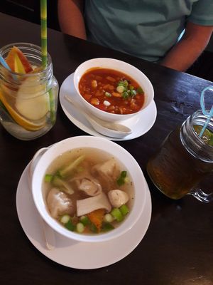 Vorspeise: Vorne WanTan Suppe, Hinten Süß-Sauer (Nr. 1) at Peace Food in Essen