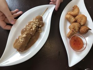 vegane Chicken Nuggets und vegane Shrimps und Seitan-Spieß mit Hammer Erdnusssoße at Peace Food in Essen