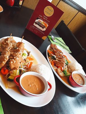 left: No. 26 (Com Sate) ; right: No. 31 (Com Peking) at Peace Food in Essen