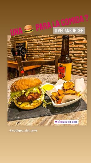 Deli vegana con sweet potato y cerveza  at Codigos del Arte in Denia