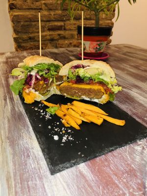 Hamburguesa vegana con cheddar vegano  at Codigos del Arte in Denia