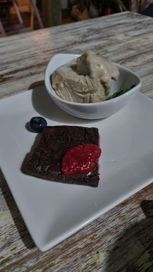 Helado de plátano y pastel de dátiles (creo que le ha llamado así) at Codigos del Arte in Denia