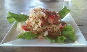 Vegan Papayasalad at The Garden of Nang in Don Det