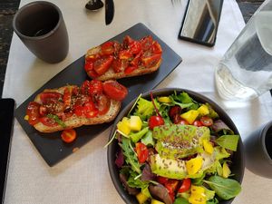 Avocado salad and tomato bruchette at SOULGREEN in Milan