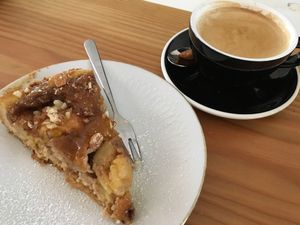Vegan Bratapfel Kuchen mit schwarzen Café   at Café Selen in Kaiserslautern