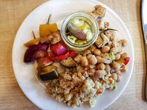 Marinierte Gemüsespießle, Ananas-Minzsalat, Würz-Tofu, Quinoa, Kichererbsen at Waldhotel am Notschreipass in Todtnau