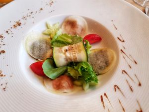 Kohlrabi-Ravioli, Hanf-Kräuterpesto, Hanf-Tomatenpesto, Wildkräutersalat, Zucchinirolle at Waldhotel am Notschreipass in Todtnau