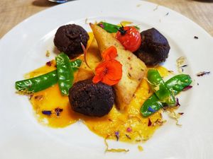 Rote-Bohnen-Bällchen, Paprikasauce, Rosmarin-Polenta, Zuckerschoten at Waldhotel am Notschreipass in Todtnau