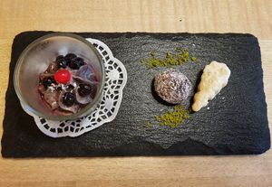 Avocado-Heidelbeermousse, Dattel-Energiebällchen, Blätterteig at Waldhotel am Notschreipass in Todtnau