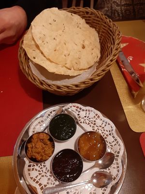 veganes indisches Brot mit Soßen at Boliwood in Erlangen