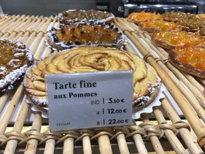 Vegan apple pie at Maison Landemaine - Pyrénées in Paris