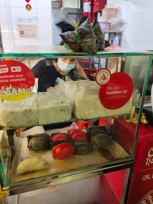 Assorted kueh at Shu Shi Piao Xiang Vegetarian 素食飄香 - Hougang in Northeast Singapore