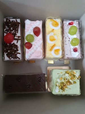 Yummy assorted old school cakes ~ Circuit Breaker Period Phrase 2 at M Bakery in Central Singapore