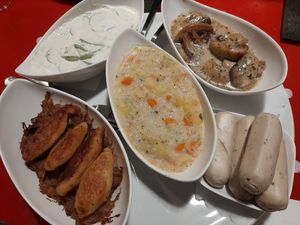 Potpourri mit weisswurst,schupfnudeln auf Sauerkraut mit räuchertofu,pilzrahmsosse,Gurkensalat,graupengemüse at Cookie's Veggies in Dorsten