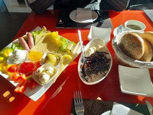 Frühstücksplatte mit aufschnitten,hausgemachtem Aufstrich,alioli at Cookie's Veggies in Dorsten