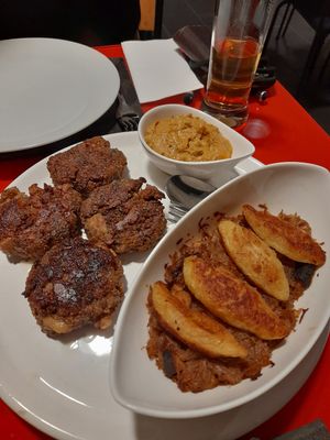 Hausgemachte Frikadellen mit Feigensenf&Schupfnudeln auf Räuchertofu-Sauerkraut at Cookie's Veggies in Dorsten