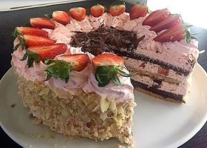 Hausgemachte Torten und Gebäck, alles vegan.
Hier eine Erdbeertorte. at Cookie's Veggies in Dorsten