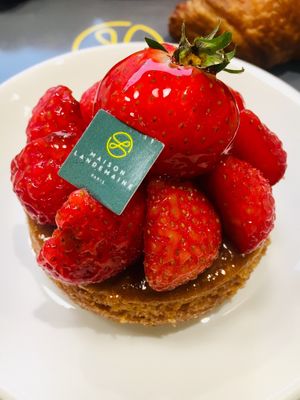 Vegan delicious strawberries, cream and biscuit. 🤤  at Maison Landemaine - Monge in Paris
