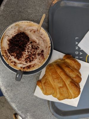 Croissant vegane et cappuccino avec lait végétal at Maison Landemaine - Clichy in Paris