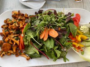 Salat mit Pfifferlingen  at Lakeside in Goehren-lebbin