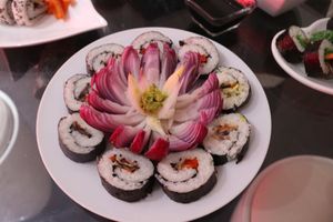 Red onion flower and sushi roll at Vida Lotus in Limon Campana Capira