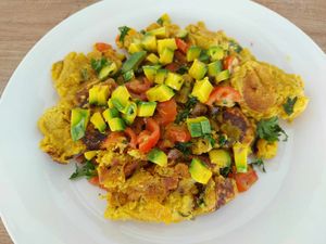 Omelet con aguacate y tomate at Vida Lotus in Limon Campana Capira