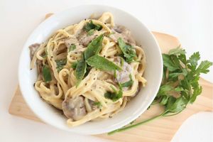 Linguini Alfredo with mushrooms and basil at Vida Lotus in Limon Campana Capira