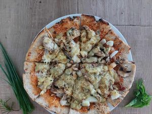 Neopolitan style pizza with mushrooms at Vida Lotus in Limon Campana Capira
