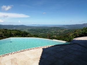 Esta piscina infinita es una belleza, podría pasar horas viendo la magestuosidad de este lugar, vista maravillosa de mi Precioso Panamá.  at Vida Lotus in Limon Campana Capira