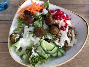Vegan Falafel Bowl at Dean & David - Karl Liebknecht in Berlin
