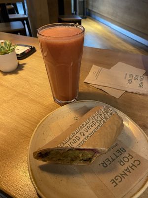 Falafel wrap and açai smoothie   at Dean & David - Karl Liebknecht in Berlin