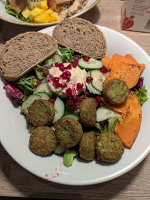 Falalel Salad: 2.5/5 not so nice at Dean & David - Karl Liebknecht in Berlin