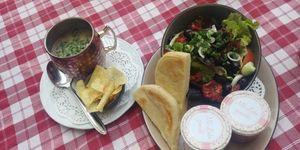 Eierschwammersuppe, Salat mit Fladenbrot und Hummus at Stiftskeller in St Florian