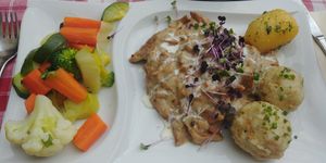 Seitanschnitzel mit Eierschwammerlsauce, Erdäpfel und Gemüse at Stiftskeller in St Florian