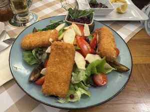 Gebackener Käse auf Sommersalat  at Stiftskeller in St Florian