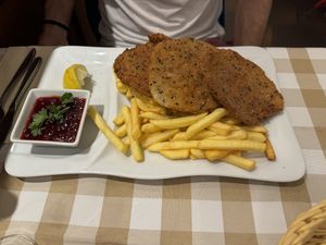 Seitanschnitzel mit Pommes  at Stiftskeller in St Florian