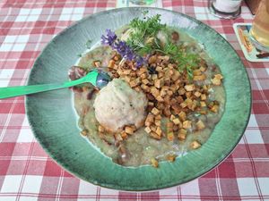 Eierschwammerl mit Serviettenknödel at Stiftskeller in St Florian