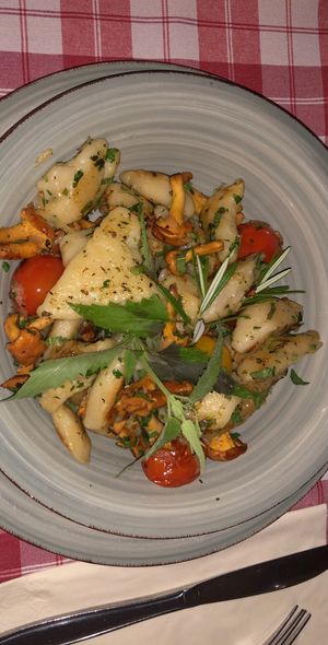 Die Gnocchi werden immer mit regionalen und saisonalen Beilagen zubereitet😍😋 at Stiftskeller in St Florian